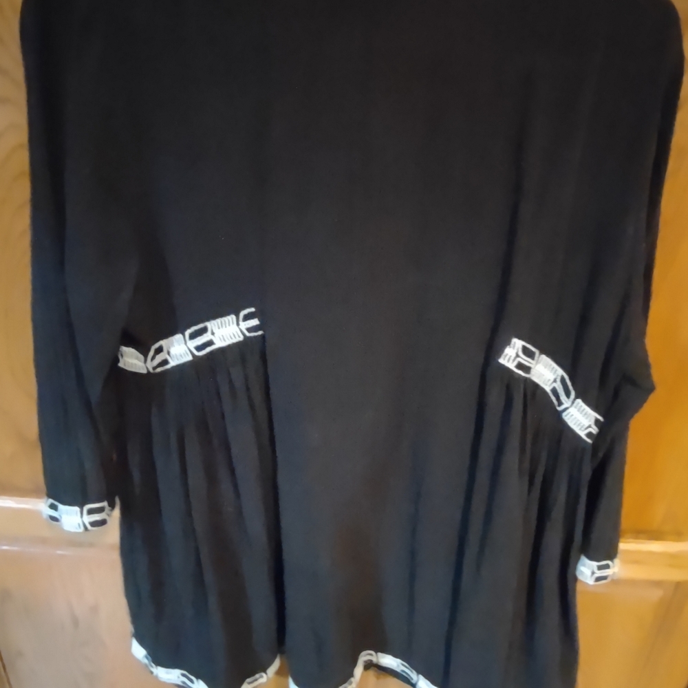Embroidered top - Picture 3 of 4